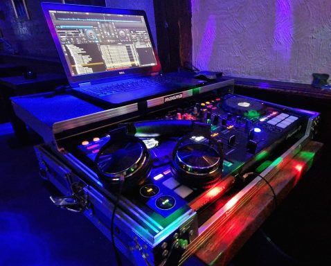 Mobiles DJ-Setup im Case mit Laptop und Controller