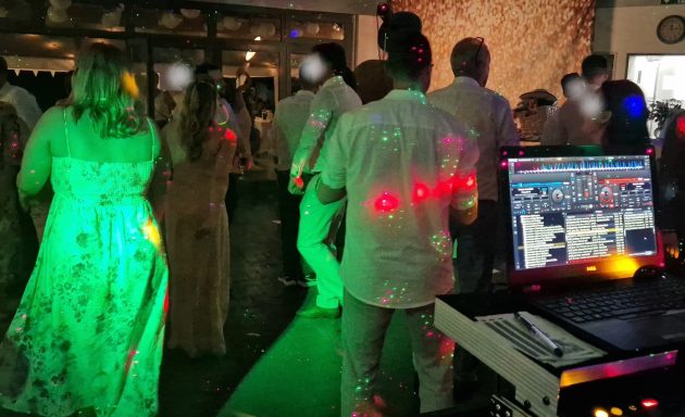 Hochzeitsparty mit Lichtshow, DJ-Setup am Rand