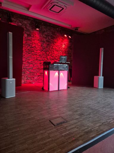 Ambientebeleuchtung in Eventraum, DJ-Setup vorbereitet