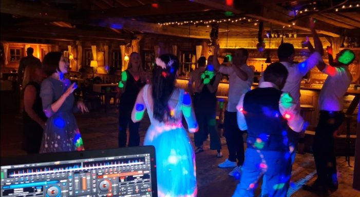 Tanzfläche mit Braut, DJ sorgt für Musik und Licht