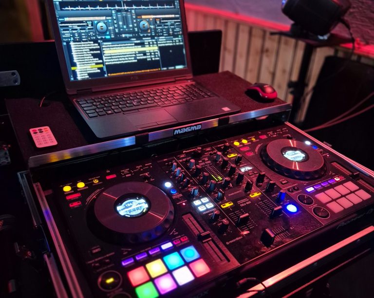 DJ-Controller und Laptop, Vorbereitung für den Auftritt, Kofferjob