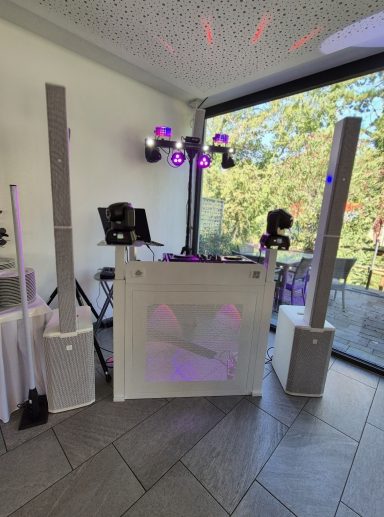 DJ-Booth mit Säulen-PA, Lichttechnik und Lautsprechern