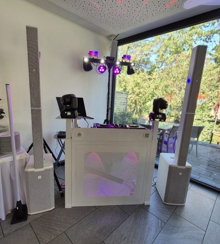 Paket M: DJ-Pult mit Ton- und Lichttechnik (weiß, elegant)